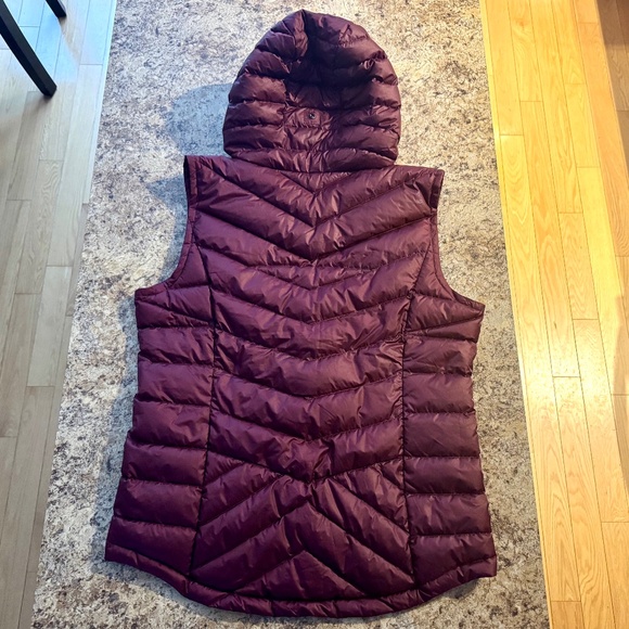 Lolë Insulated & Packable Downfilled Hooded Vest - Picture 3 of 8